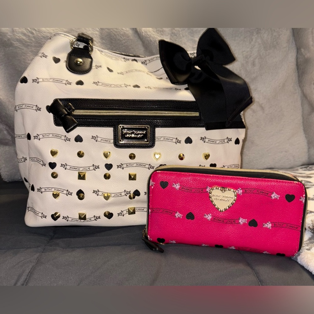 Betsey Johnson Stylish Women's Bag and Wallet Set - White and Pink